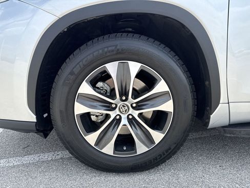 Used 2021 Toyota Highlander XLE image 19