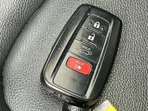 Used 2021 Toyota Highlander XLE AWD/4WD image 4