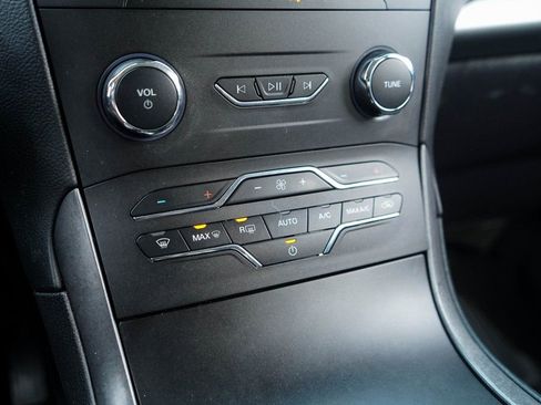 Used 2020 Ford Edge SE image 16