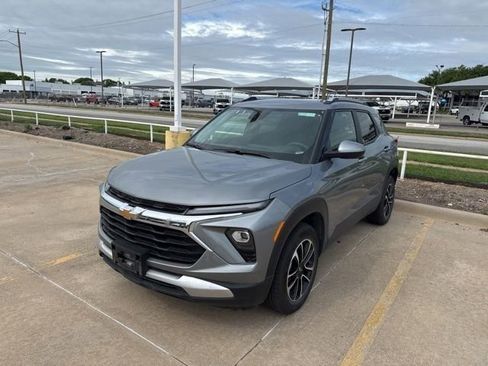 Used 2025 Chevrolet TrailBlazer LT image 3