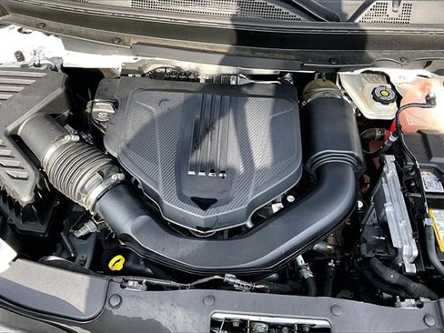 Used 2025 Chevrolet Traverse LT image 32