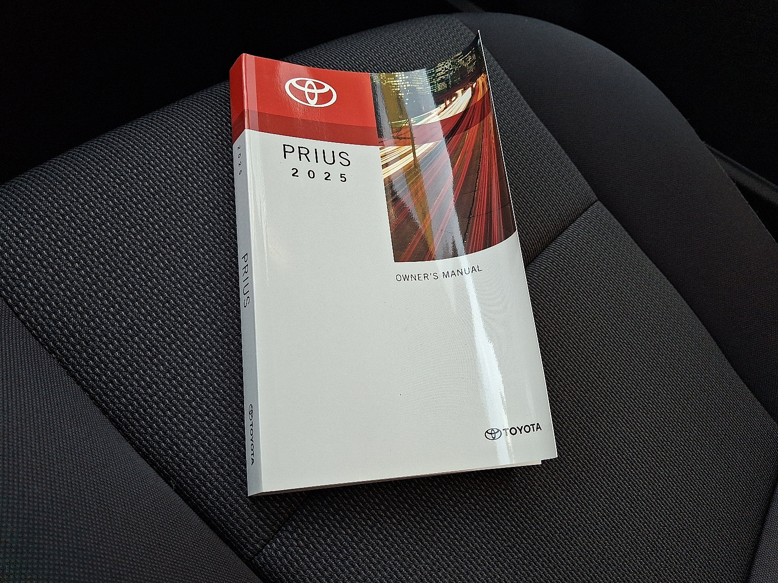 Used 2025 Toyota Prius LE FWD image 26