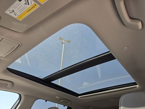 Used 2025 Honda Pilot Touring image 2