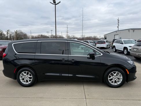 Used 2023 Chrysler Voyager LX FWD image 8