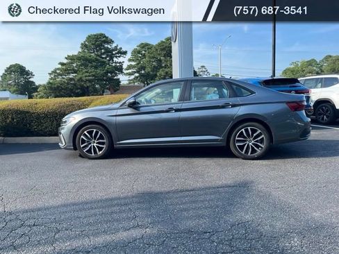 Used 2025 Volkswagen Jetta SE FWD image 4