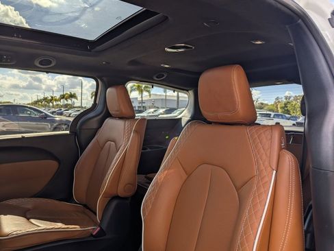 Used 2025 Chrysler Pacifica Pinnacle w/ Trailer Tow Group image 19