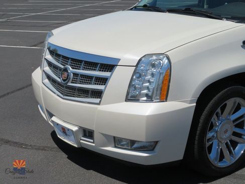 Used 2014 Cadillac Escalade ESV Platinum AWD/4WD image 40