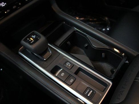 Used 2024 Nissan Pathfinder SL w/ SL Premium Package image 18