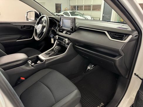 Used 2019 Toyota RAV4 LE image 32