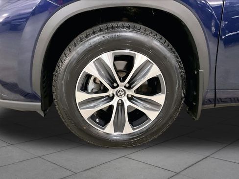 Used 2022 Toyota Highlander XLE AWD/4WD image 11