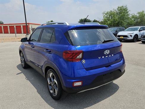 Used 2024 Hyundai Venue Limited FWD image 3