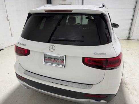 Used 2022 Mercedes-Benz GLB 250 4MATIC w/ Premium Package Lite image 9