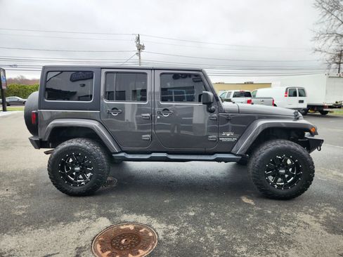 Used 2017 Jeep Wrangler Unlimited Sahara w/ Dual Top Group AWD/4WD image 20