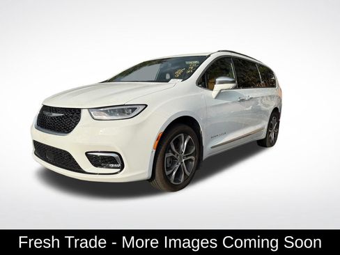 Used 2024 Chrysler Pacifica Pinnacle w/ Trailer Tow Group FWD image 1