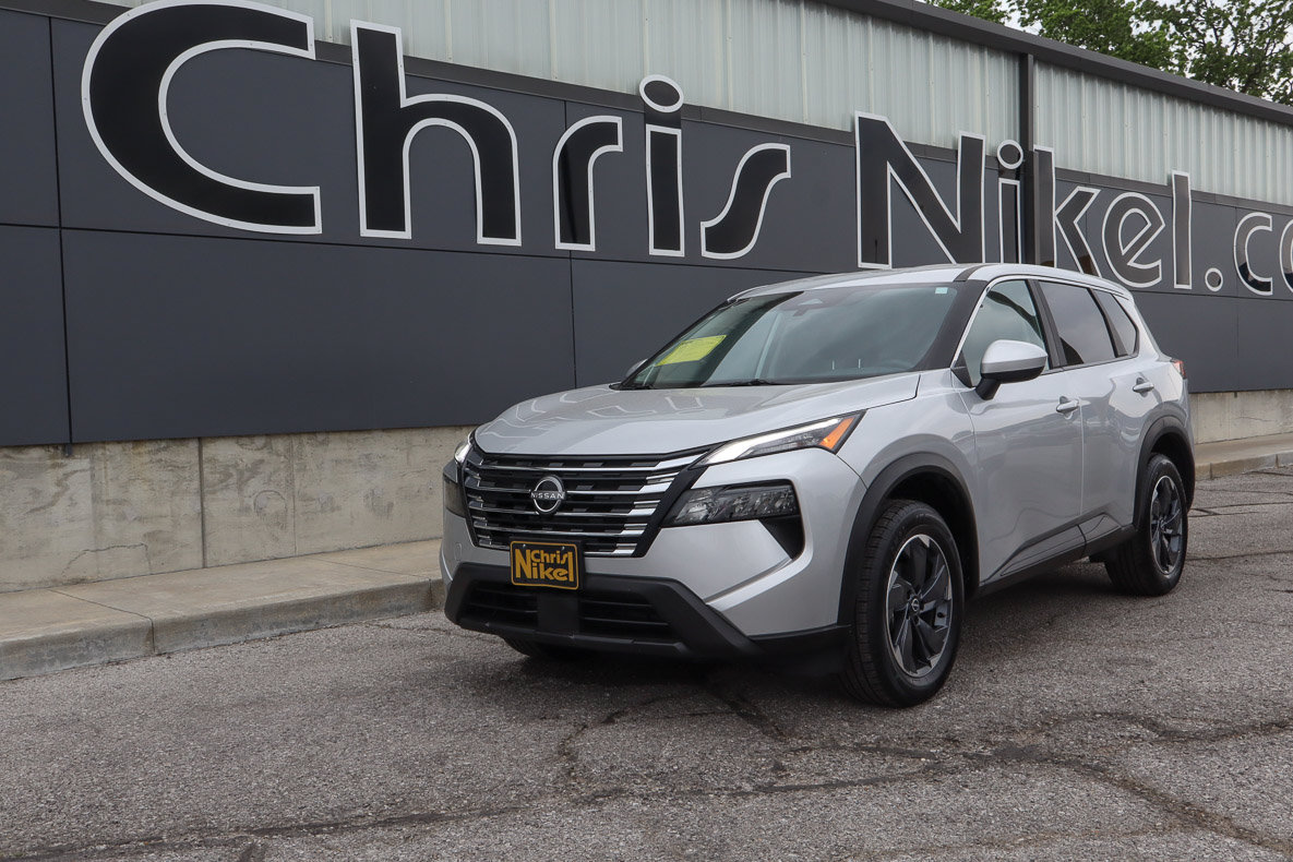Used 2025 Nissan Rogue SV FWD image 1