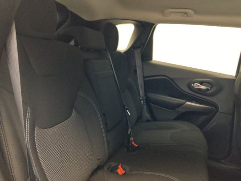 Used 2019 Jeep Cherokee Latitude w/ Popular Appearance Group AWD/4WD image 19
