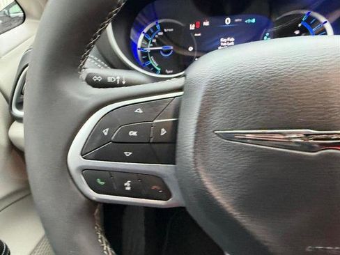 Used 2024 Chrysler Pacifica Select image 16