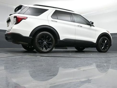 Certified 2022 Ford Explorer XLT w/ Equipment Group 202A AWD/4WD image 43