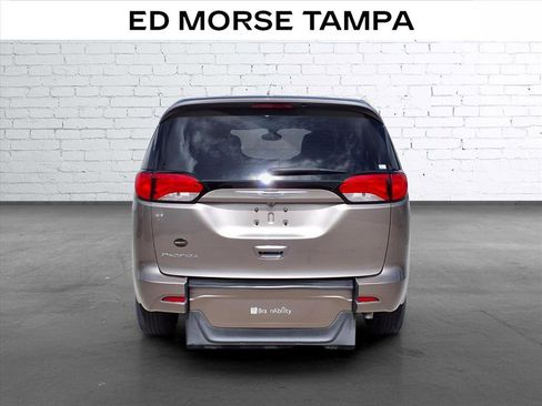 Used 2017 Chrysler Pacifica Touring FWD image 4