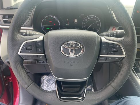 Used 2021 Toyota Sienna Limited image 25