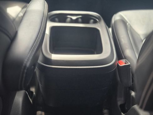 Used 2025 Chrysler Pacifica Select FWD image 8