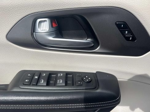 Used 2024 Chrysler Pacifica Touring-L FWD image 21