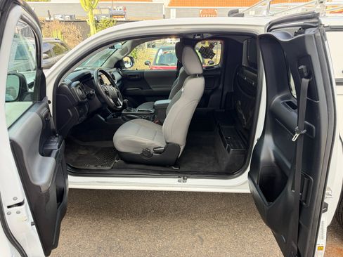 Used 2022 Toyota Tacoma SR RWD image 17