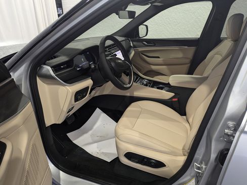 New 2025 Jeep Grand Cherokee Limited image 13