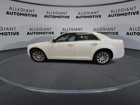 Used 2011 Chrysler 300 C RWD image 7