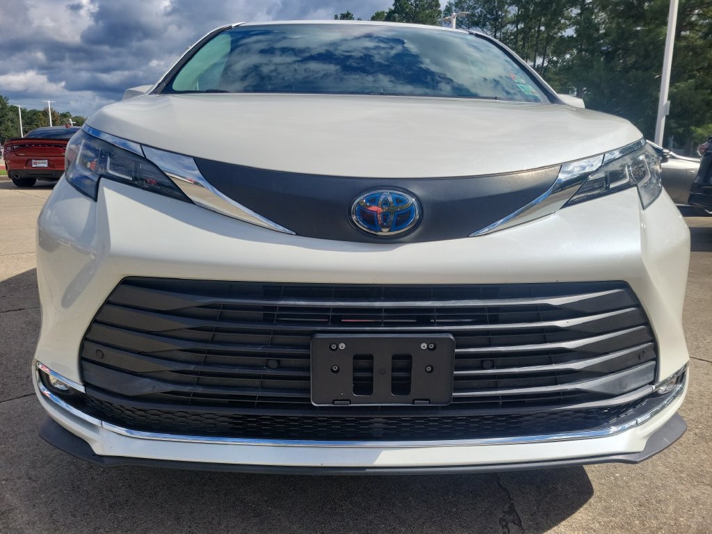 Used 2021 Toyota Sienna XLE FWD image 4