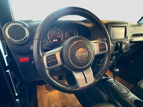 Used 2015 Jeep Wrangler Unlimited Rubicon image 12
