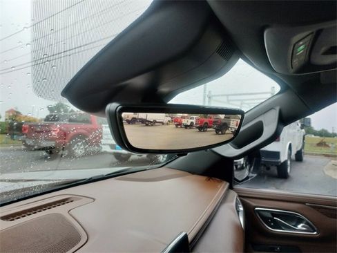 Used 2023 Chevrolet Suburban High Country image 15