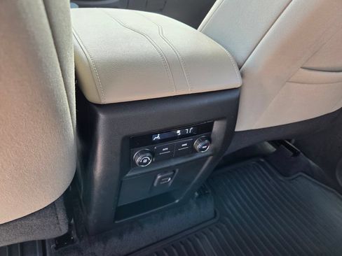 Used 2023 Chevrolet Traverse LT FWD image 9