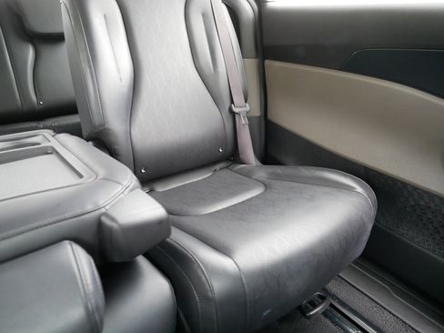 Used 2025 Kia Carnival FWD image 14