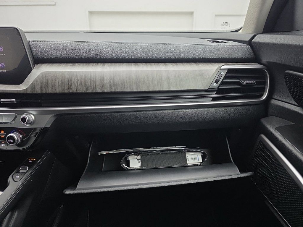 Used 2024 Kia Telluride EX w/ EX Captain's Chair Package AWD/4WD image 38