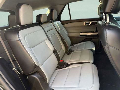 Used 2021 Ford Explorer XLT w/ Equipment Group 202A image 11