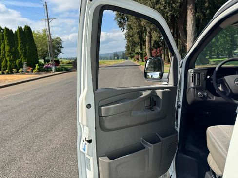 Used 2009 GMC Savana 3500 RWD image 21