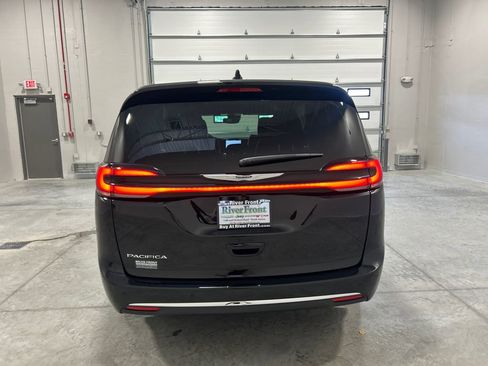 New 2026 Chrysler Pacifica Select image 7