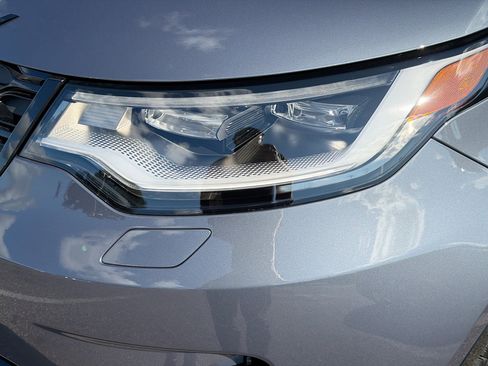 New 2025 Land Rover Discovery Dynamic SE image 9