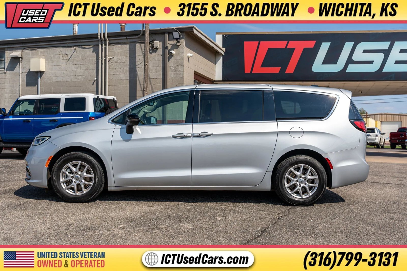 Used 2024 Chrysler Pacifica Touring-L FWD image 2