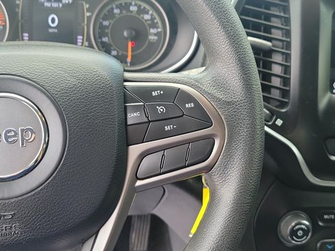 Used 2019 Jeep Cherokee Latitude w/ Popular Appearance Group FWD image 25