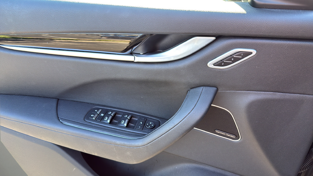 Certified 2023 Maserati Levante GT AWD/4WD image 18
