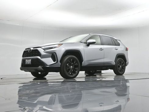 Used 2025 Toyota RAV4 SE image 47