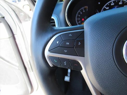 Used 2020 Jeep Grand Cherokee Altitude image 17