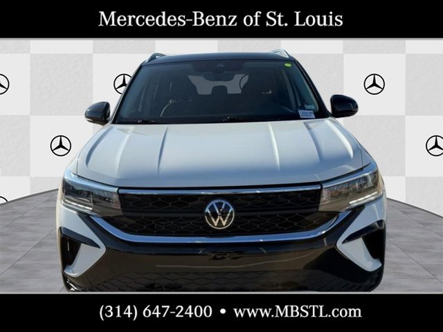 Used 2024 Volkswagen Taos SE w/ Panoramic Sunroof Package FWD image 6