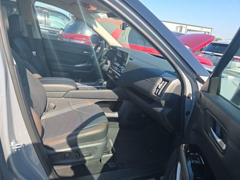 Used 2025 Nissan Pathfinder Platinum FWD image 21