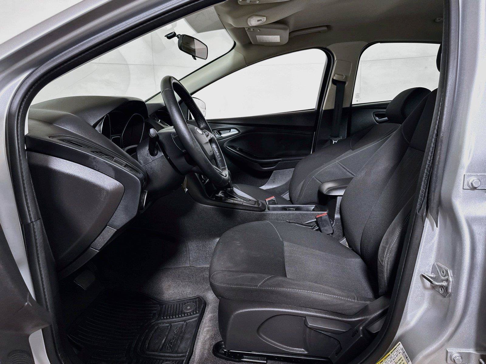 Used 2018 Ford Focus SE w/ SE Appearance Package FWD image 18