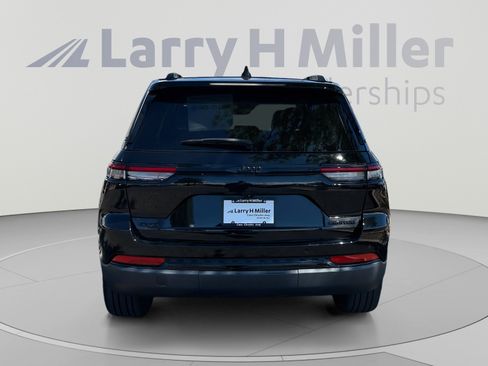 Used 2023 Jeep Grand Cherokee Limited w/ Black Appearance Package AWD/4WD image 4