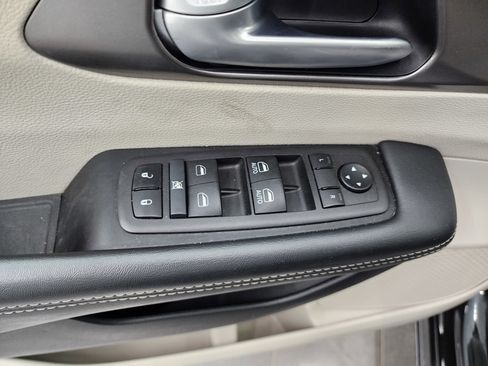 Used 2024 Chrysler Pacifica Touring-L image 39