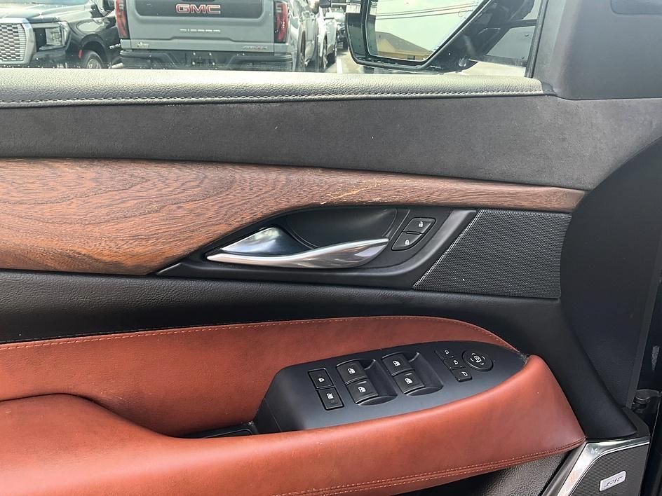 Used 2017 Cadillac Escalade Luxury AWD/4WD image 13